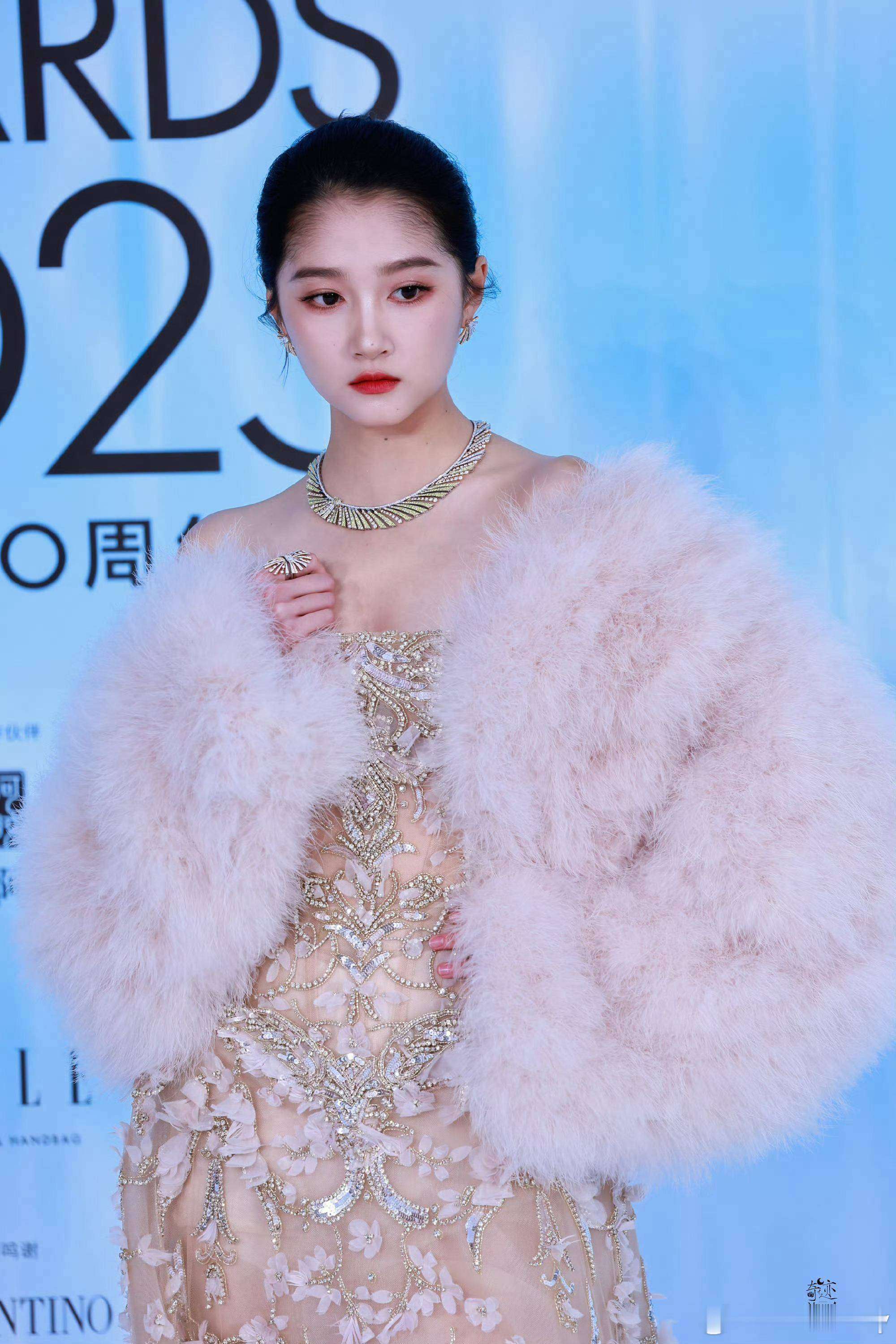 LLE红毯造型逆袭网友：这才是国民闺女爱游戏app关晓彤终于