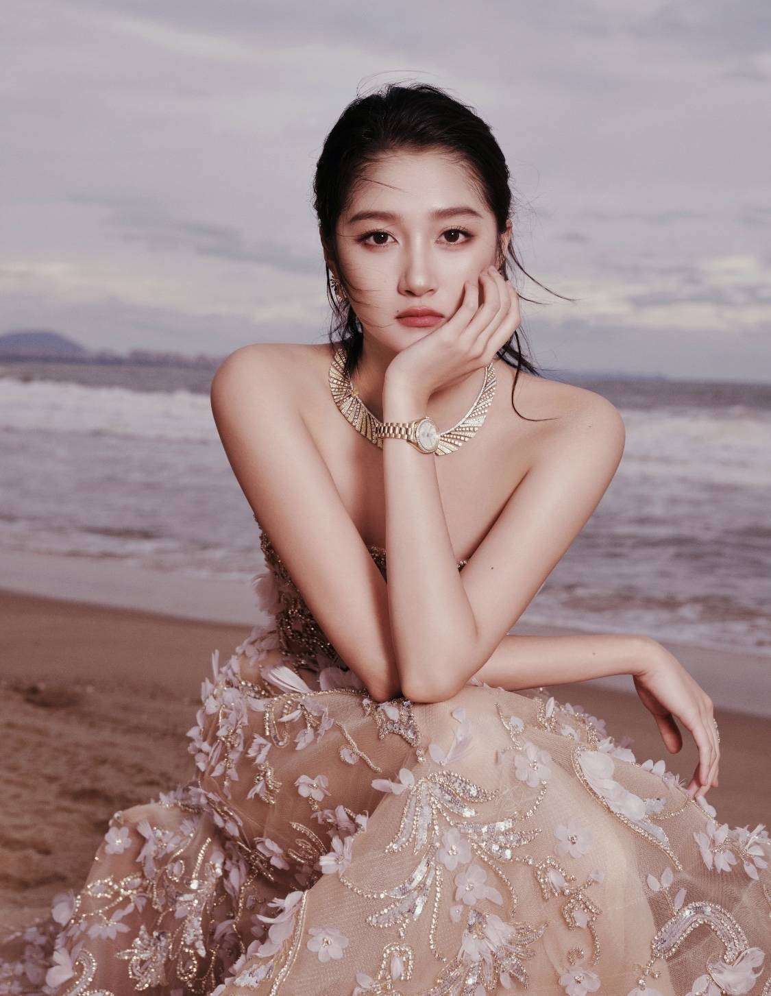 LLE红毯造型逆袭网友:这才是国民闺女爱游戏app关晓彤终于摆脱窗帘裙!E(图3) LLE红毯造型逆袭网友:这才是国民闺女爱游戏app关晓彤终于摆脱窗帘裙!E(图3)